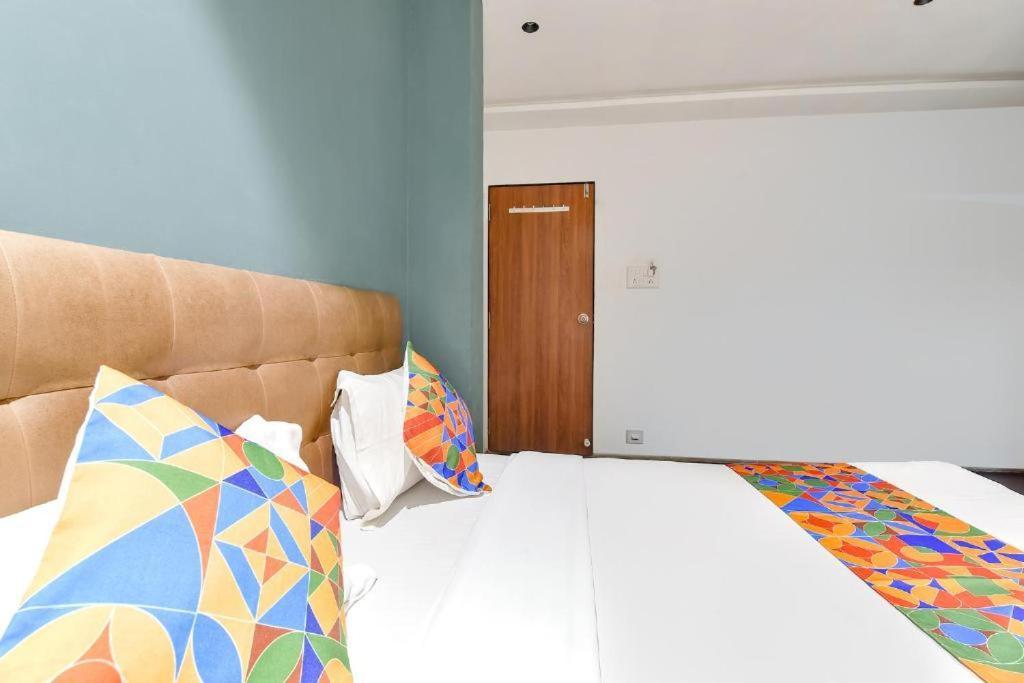Nidhivan Hotel And Rooms Сурат Экстерьер фото